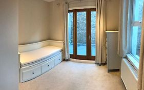 2A Charlwood Place